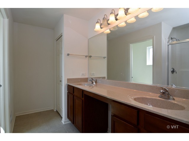 911 Oak Ridge Boulevard Elgin, IL 60120 - Photo 8 of 10