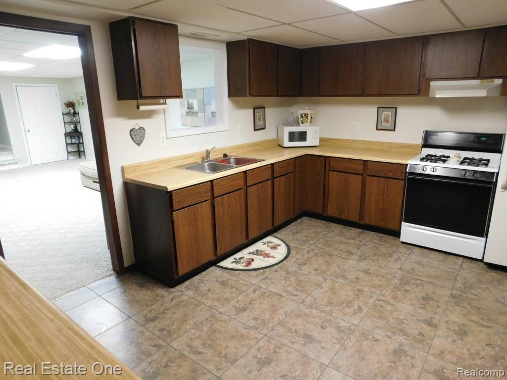 11372 Buno Road Brighton, MI 48114 - Photo 27 of 48 full size kitchen in lower level