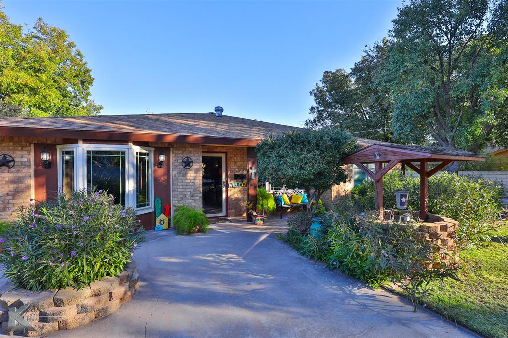 604 North 19th Street Haskell, TX 79521 - Photo 3 of 36 front view of a house with a porch