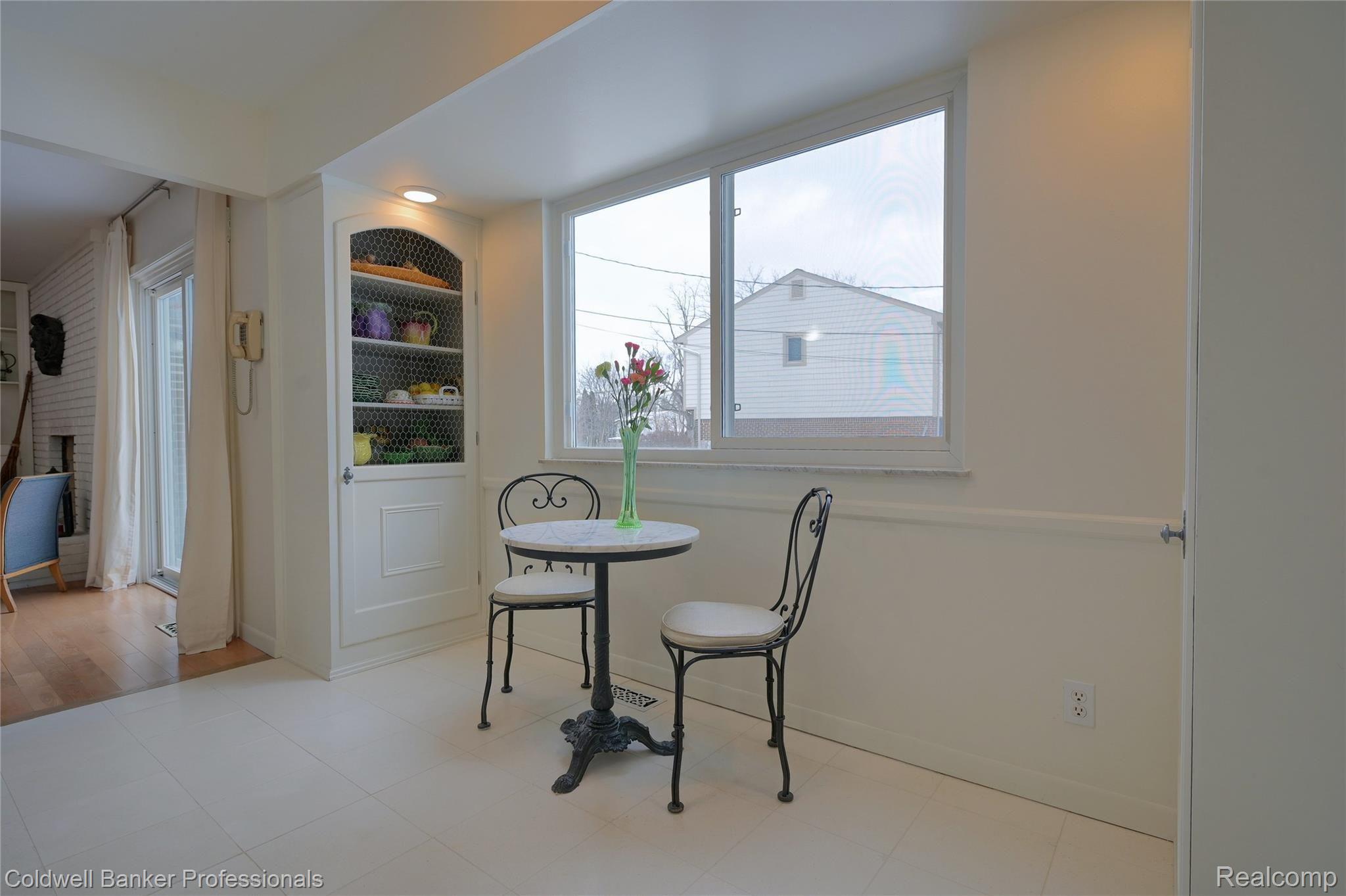 5050 Commerce Road West Bloomfield, MI 48324 - Photo 13 of 43 Breakfast nook-second view-note built in