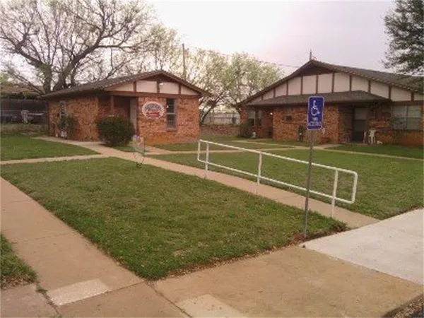 $615 | 137 Shirley Courts, Breckenridge, TX 76424