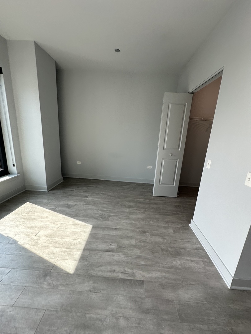1025 West Addison Street, Unit 706 Chicago, IL 60613 - Photo 14 of 25 an empty room with an entryway