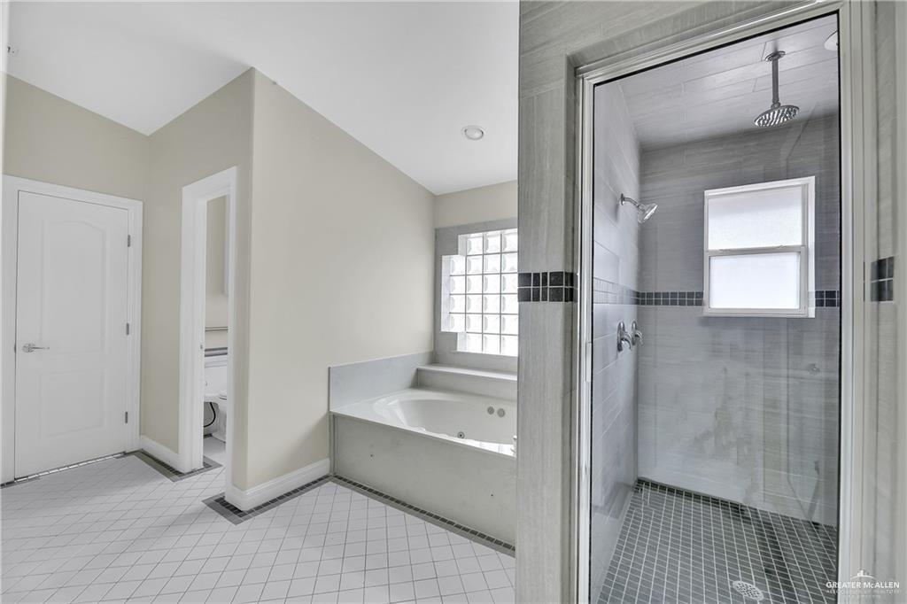 321 Condor Avenue McAllen, TX 78504 - Photo 17 of 25 a bathroom with a tub shower and sink
