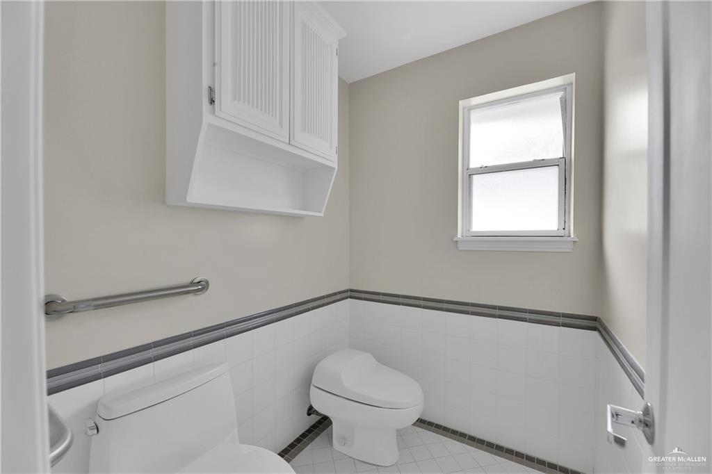 321 Condor Avenue McAllen, TX 78504 - Photo 18 of 25 a bathroom with a toilet and a sink