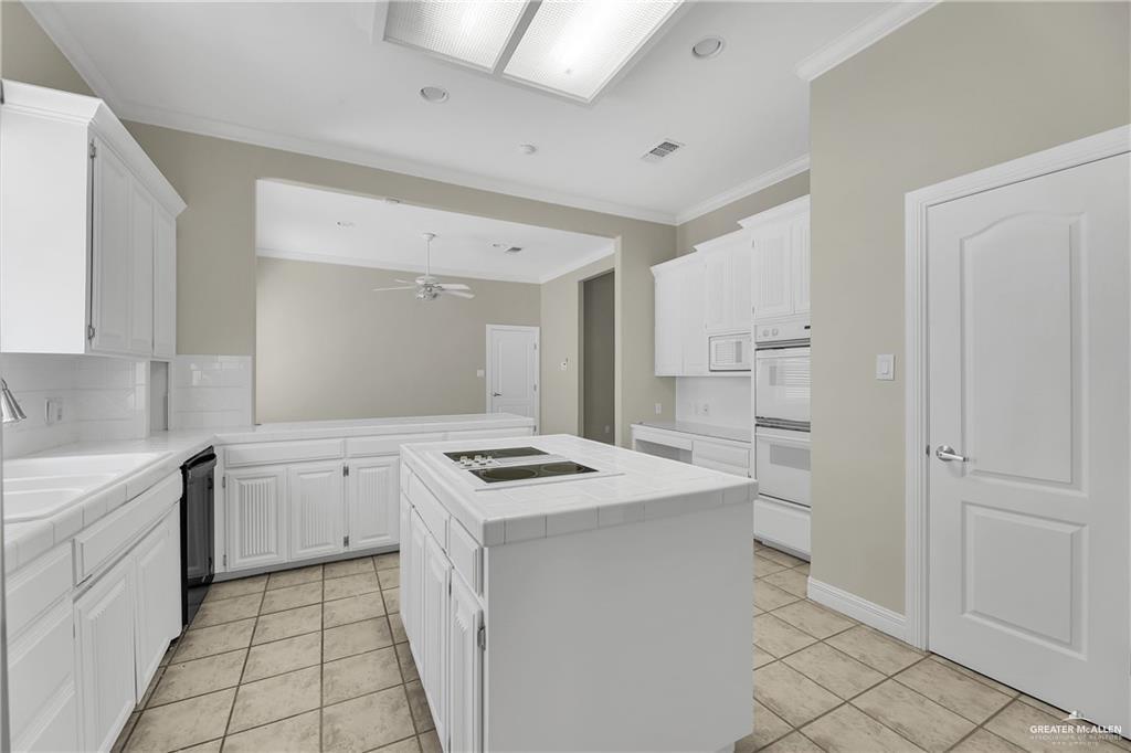 321 Condor Avenue McAllen, TX 78504 - Photo 8 of 25 a kitchen that has a sink and a stove