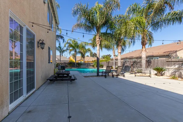 a view of a backyard