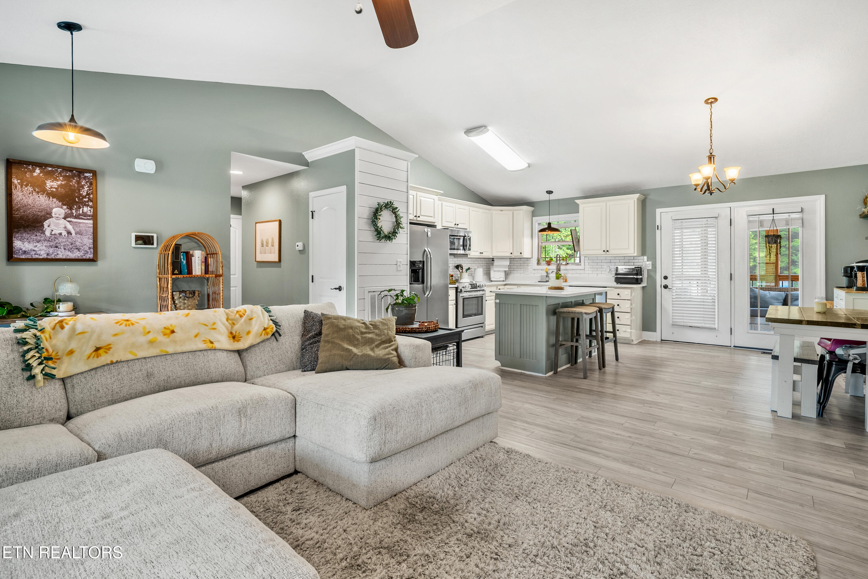 3167 West Wolf Valley Road Clinton, TN 37716 - Photo 10 of 41 Living Room