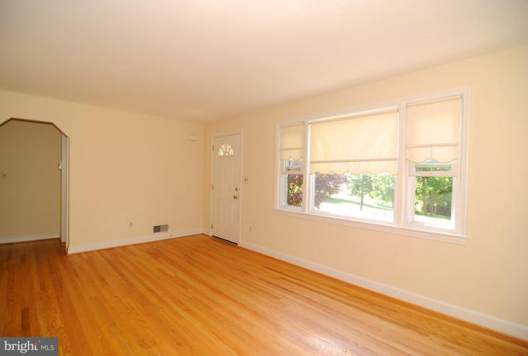 2901 Plyers Mill Road Silver Spring, MD 20902 - Photo 2 of 24 Living Room