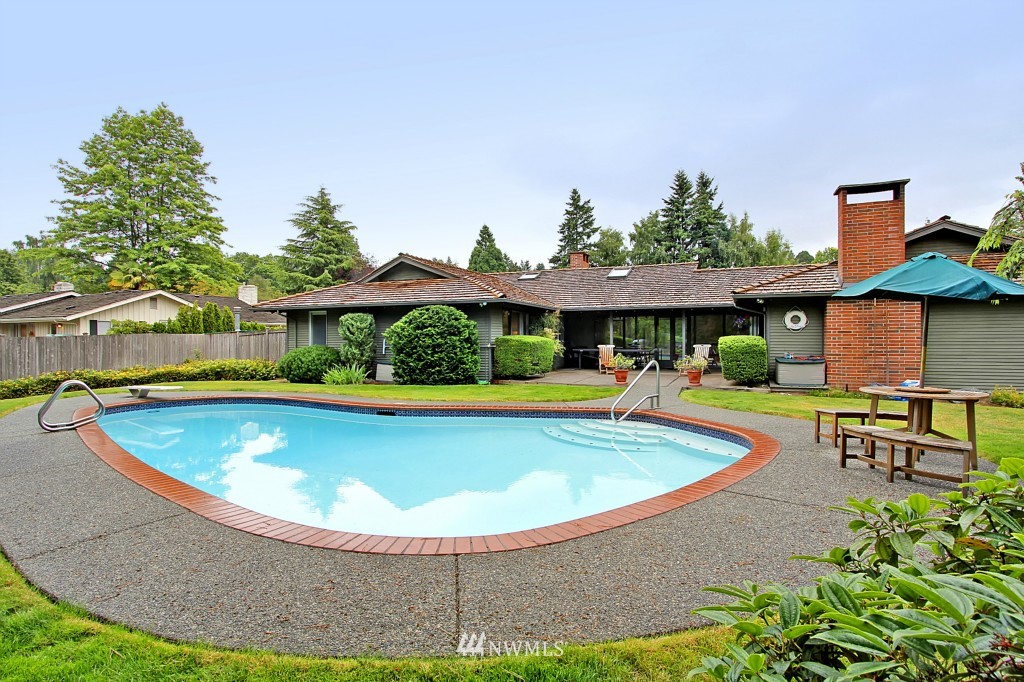 1615 85th Avenue Northeast Clyde Hill, WA 98004 - Photo 2 of 18