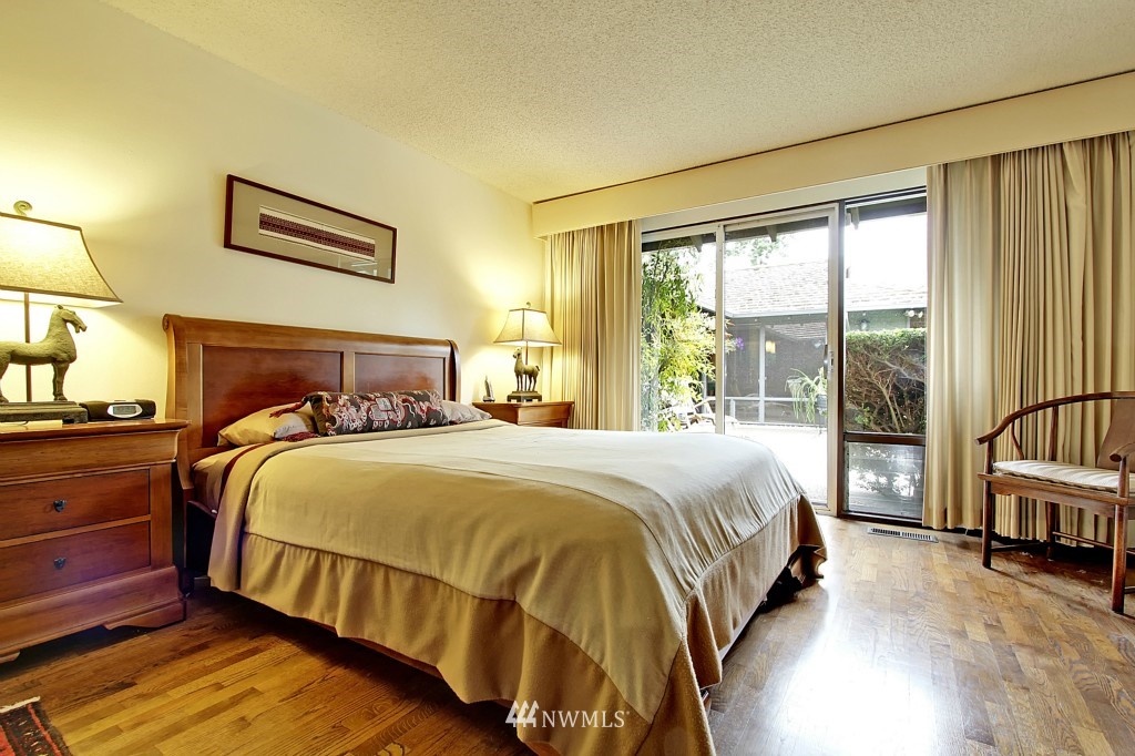 1615 85th Avenue Northeast Clyde Hill, WA 98004 - Photo 12 of 18