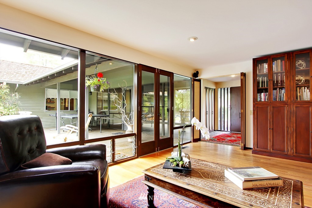 1615 85th Avenue Northeast Clyde Hill, WA 98004 - Photo 6 of 18