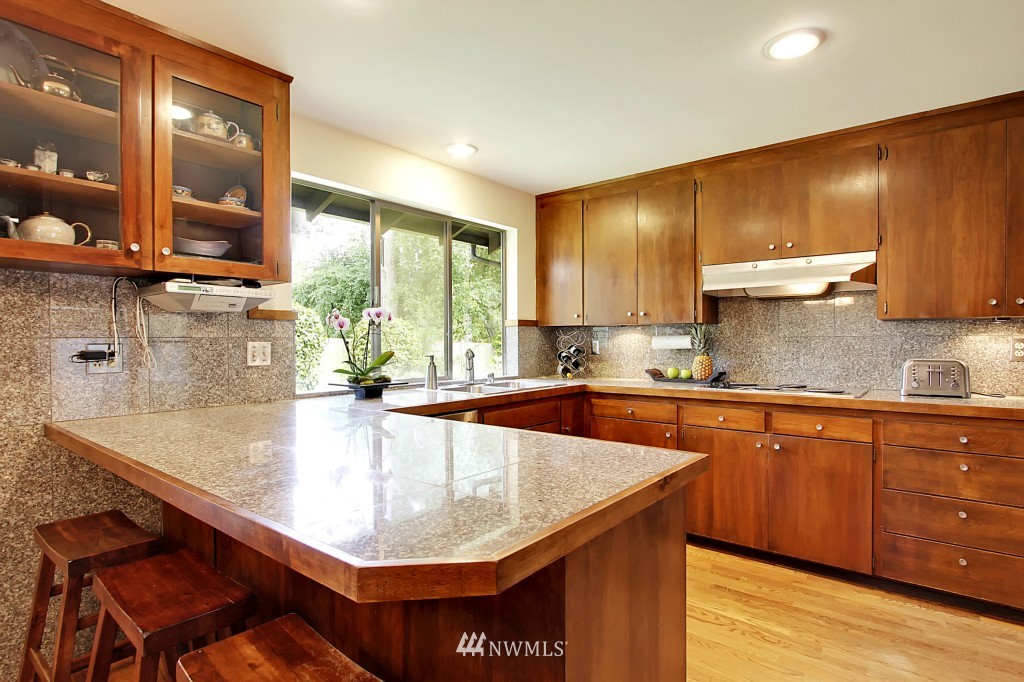 1615 85th Avenue Northeast Clyde Hill, WA 98004 - Photo 8 of 18