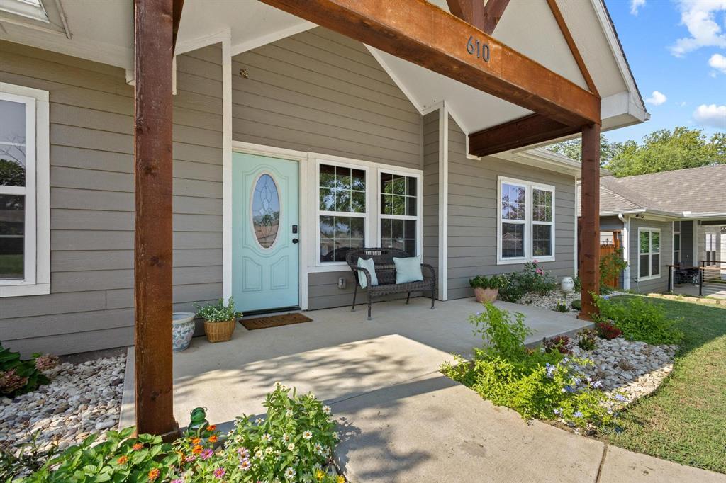 610 West Elm Street Denison, TX 75020 - Photo 4 of 26 a front view of a house with garden