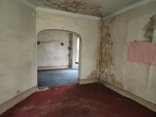 a view of empty room with window