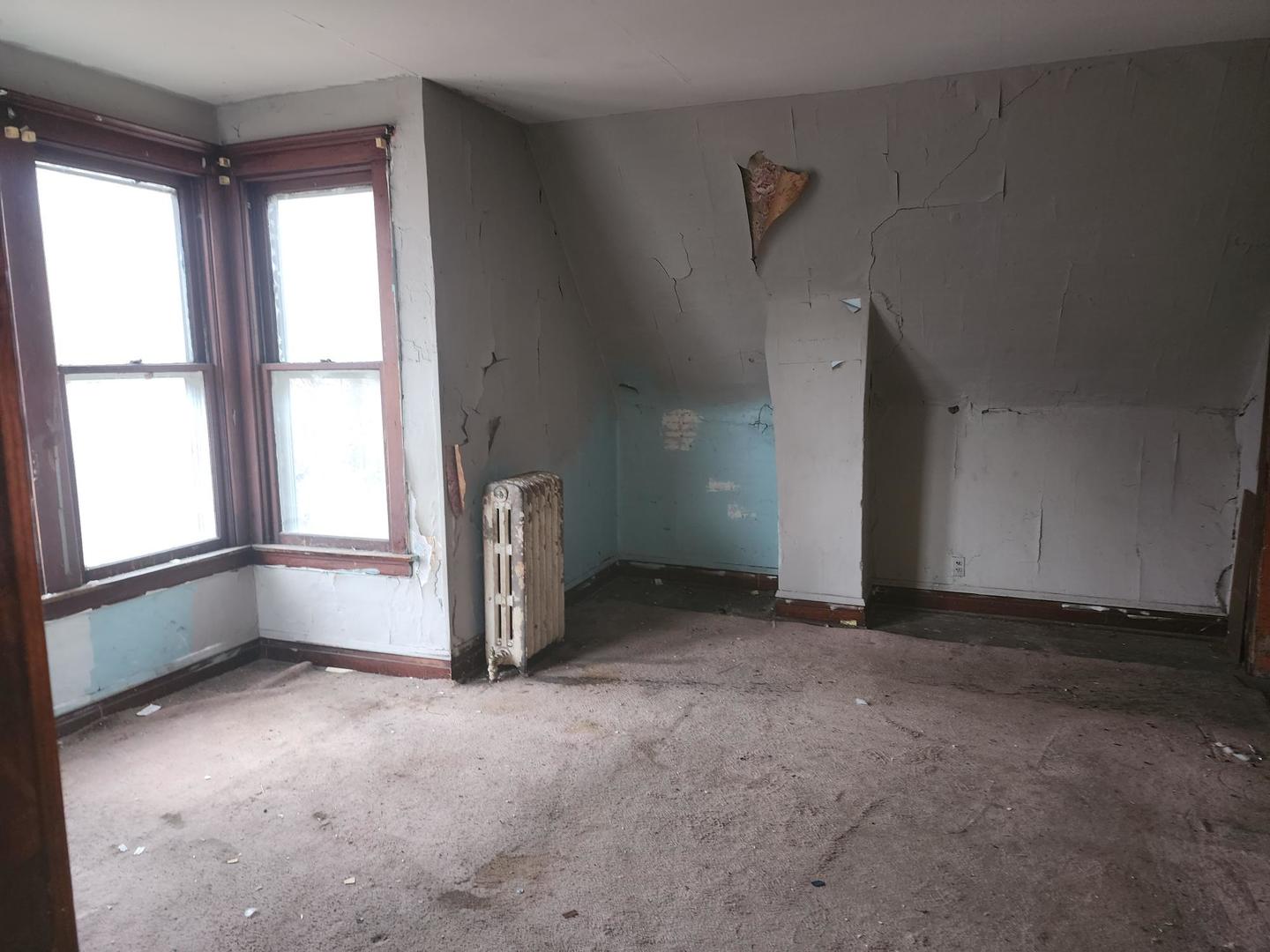 5633 South Sangamon Street Chicago, IL 60621 - Photo 8 of 11 an empty room with windows