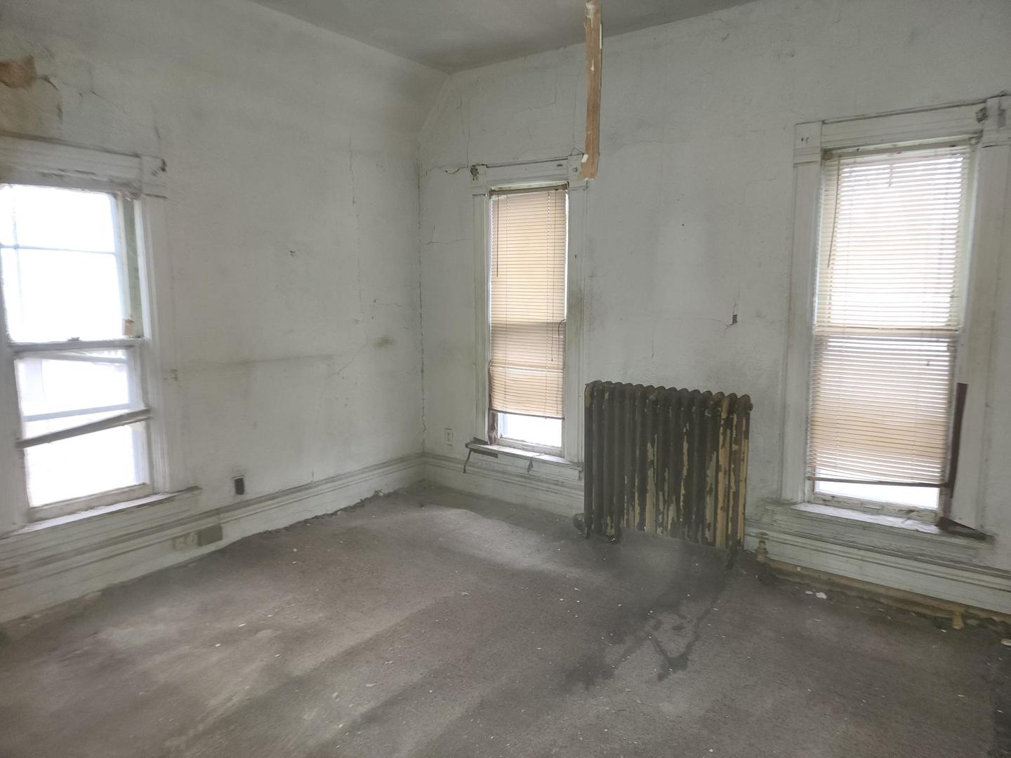 5633 South Sangamon Street Chicago, IL 60621 - Photo 10 of 11 an empty room with windows