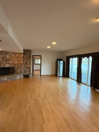 $4,200 | 1800 Montgomery Court, Deerfield, IL 60015