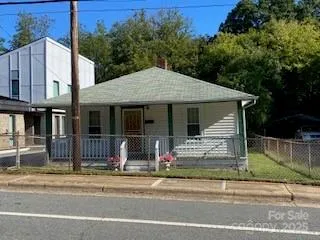 a view of a house with a yard and plants