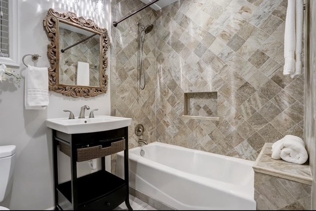 6022 Woodbrook Lane Houston, TX 77008 - Photo 13 of 20 a bathroom with a sink a bathtub and a mirror