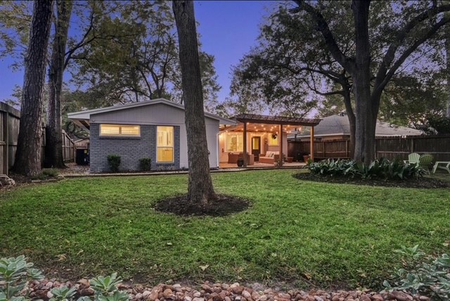 6022 Woodbrook Lane Houston, TX 77008 - Photo 16 of 20 a front view of a house with a garden