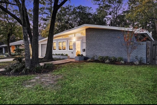 6022 Woodbrook Lane Houston, TX 77008 - Photo 17 of 20 a backyard of a house with lots of green space
