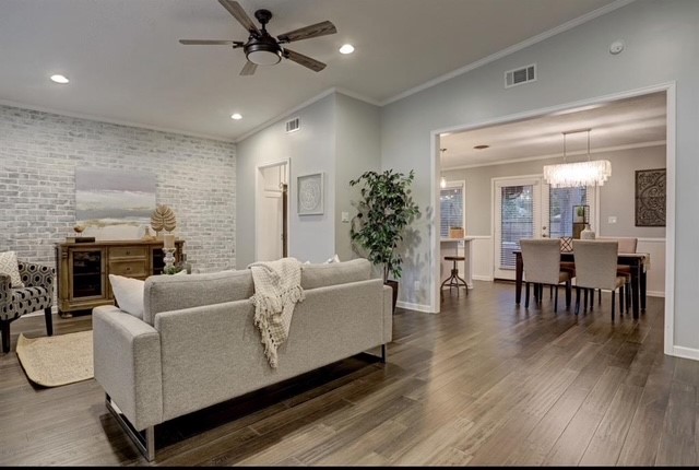 6022 Woodbrook Lane Houston, TX 77008 - Photo 2 of 20 a living room with furniture and a wooden floor