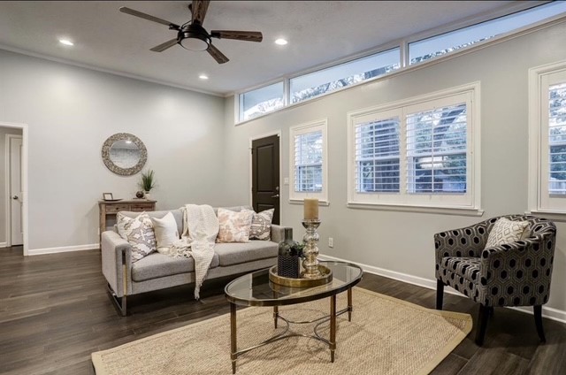 6022 Woodbrook Lane Houston, TX 77008 - Photo 3 of 20 a living room with furniture