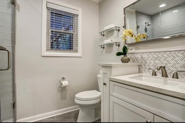6022 Woodbrook Lane Houston, TX 77008 - Photo 10 of 20 a bathroom with a toilet sink and mirror