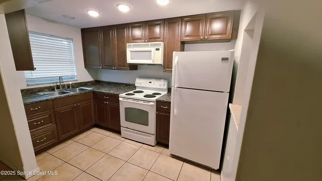 a view of a house with backyard