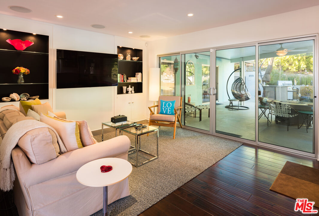 105 West Kenneth Road Glendale, CA 91202 - Photo 15 of 30