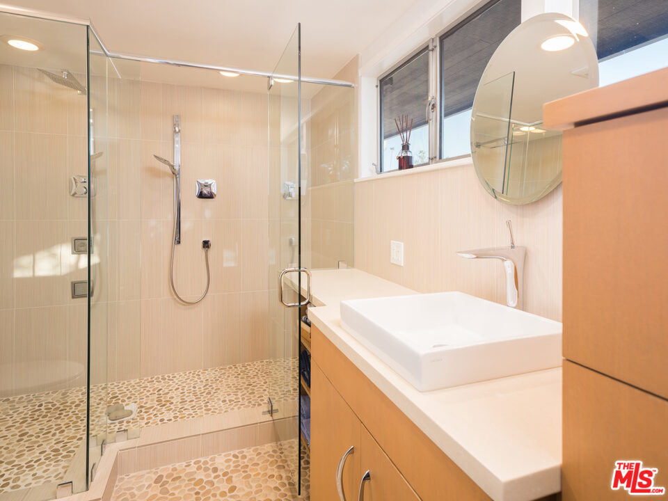 105 West Kenneth Road Glendale, CA 91202 - Photo 19 of 30