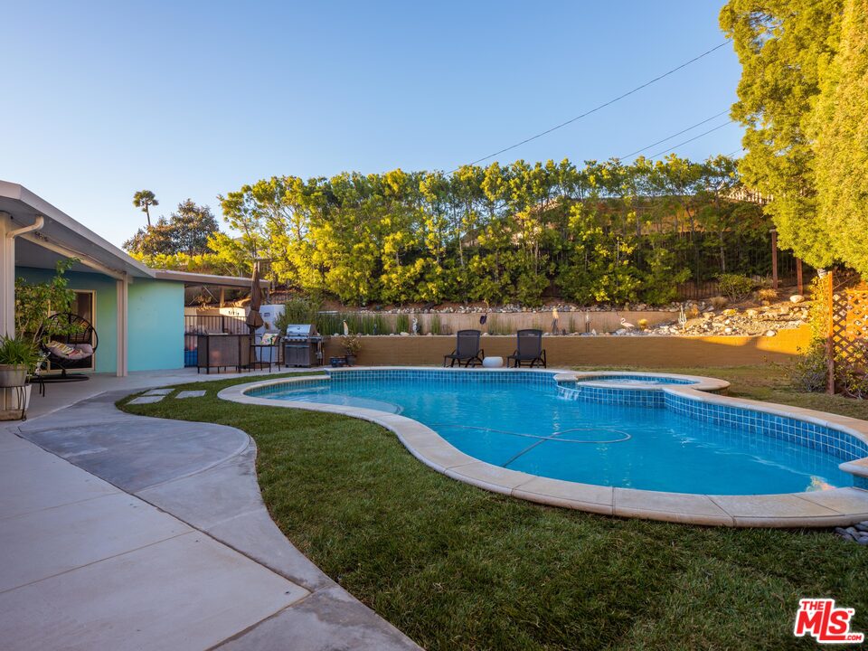 105 West Kenneth Road Glendale, CA 91202 - Photo 25 of 30