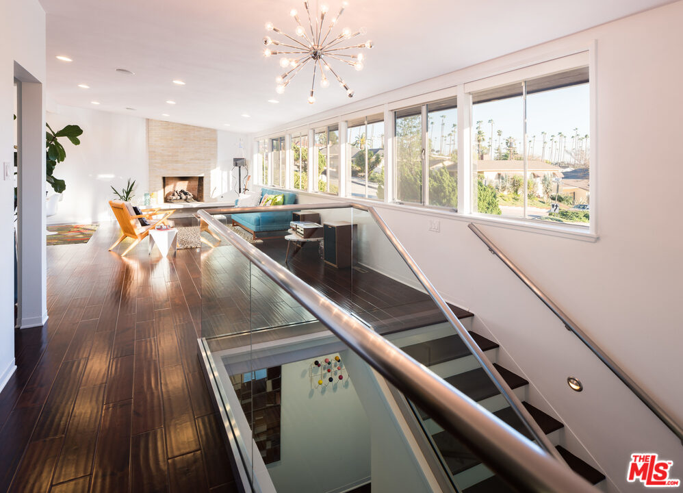 105 West Kenneth Road Glendale, CA 91202 - Photo 4 of 30