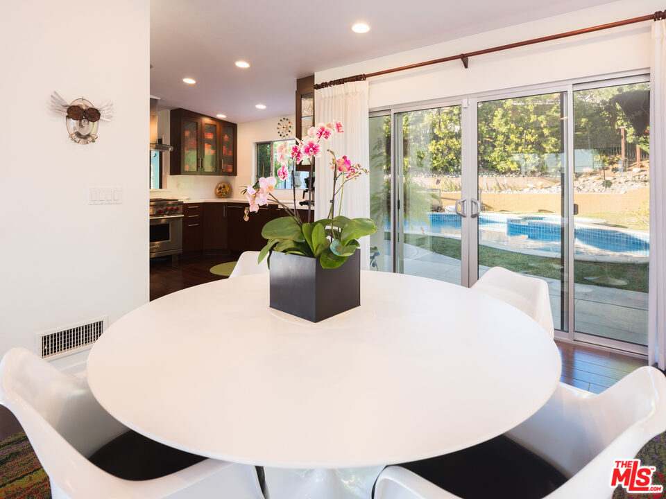 105 West Kenneth Road Glendale, CA 91202 - Photo 10 of 30