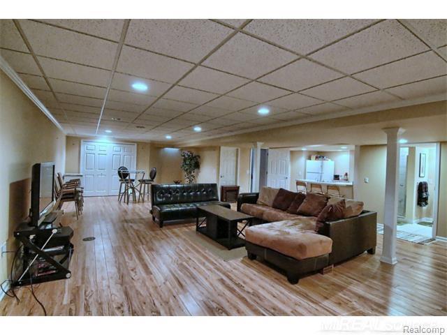 1353 Welland Drive Rochester, MI 48306 - Photo 31 of 35 31267417-30.JPG