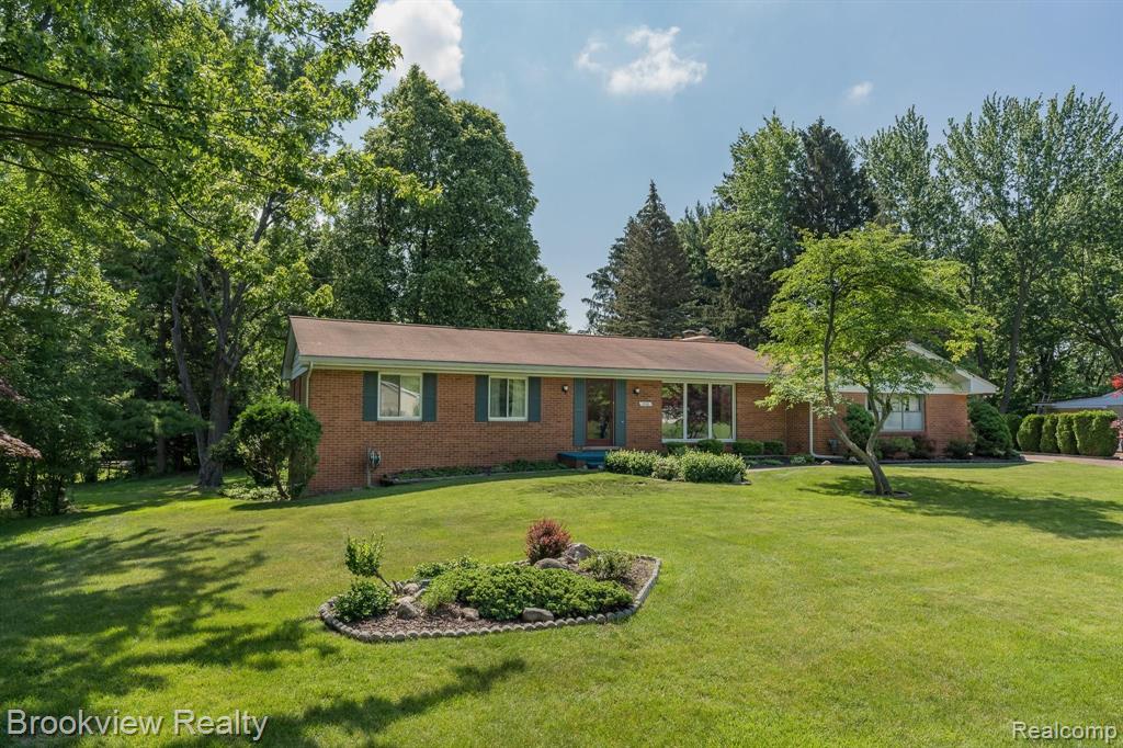 290 Donegal Drive Rochester Hills, MI 48309 - Photo 2 of 33