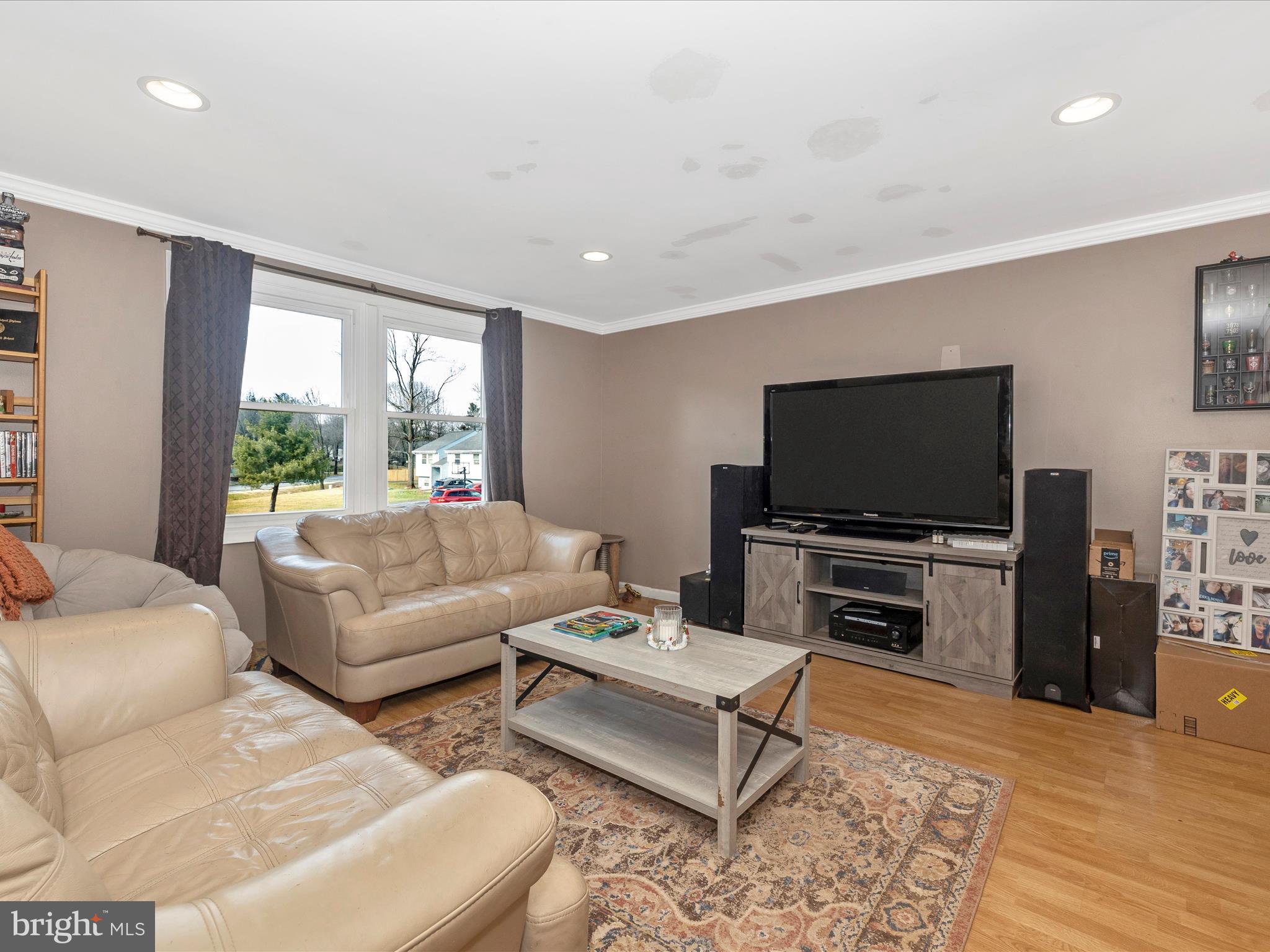 19017 Wootton Avenue Poolesville, MD 20837 - Photo 5 of 46 Living Room