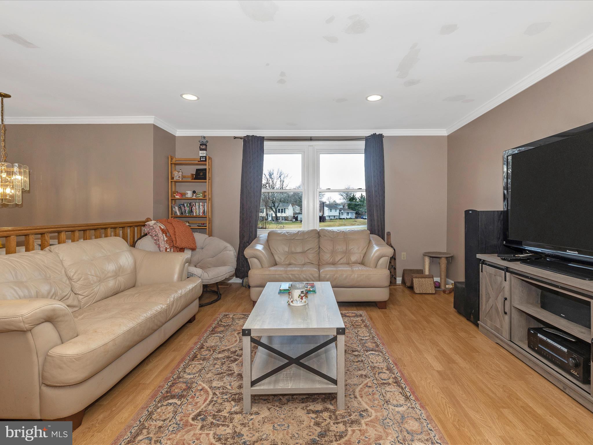 19017 Wootton Avenue Poolesville, MD 20837 - Photo 6 of 46 Living Room