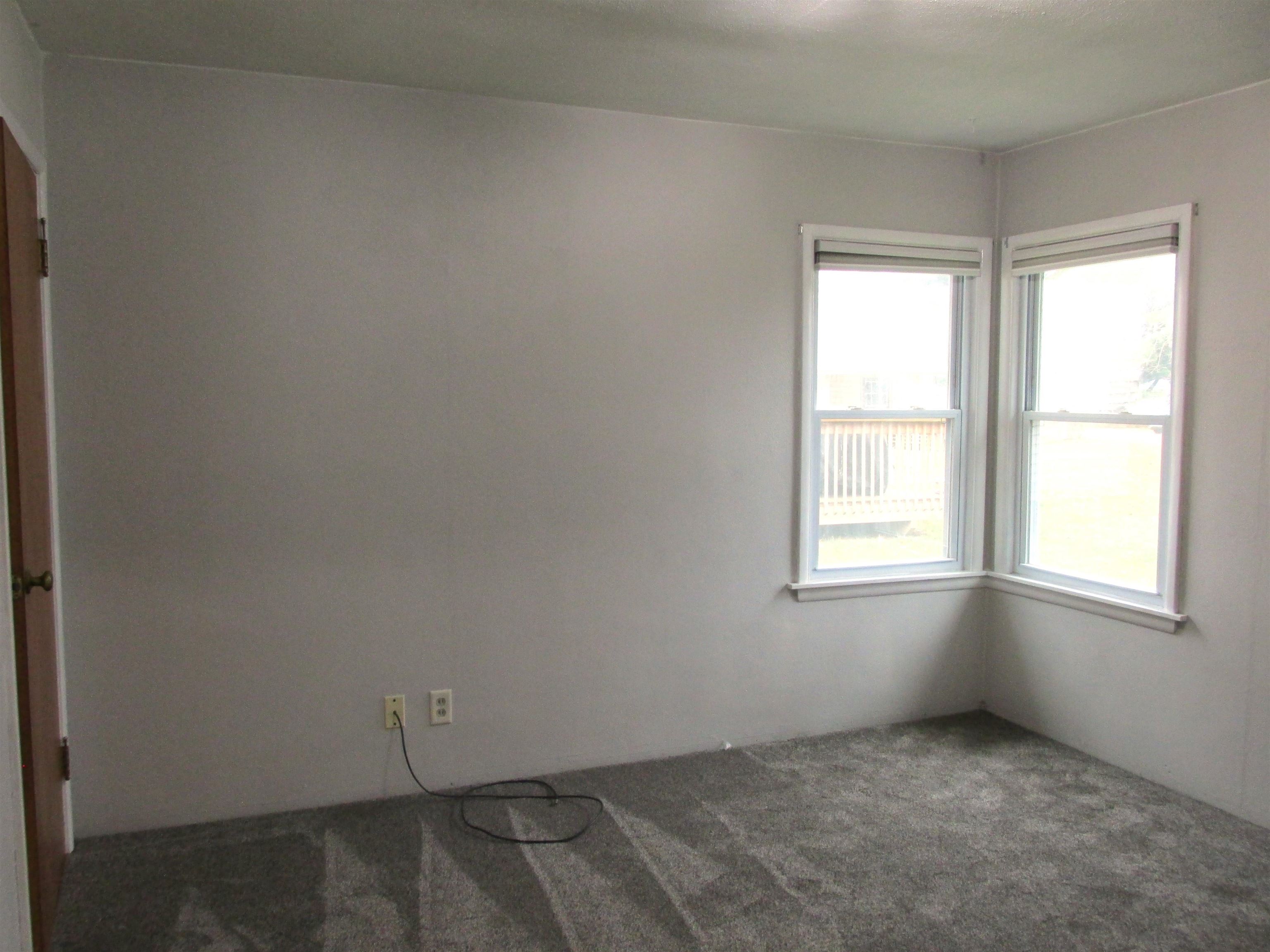 926 West 2nd Street Byron, IL 61010 - Photo 10 of 20 an empty room with a window