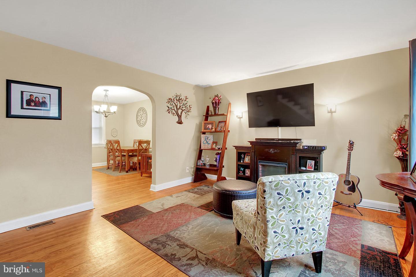 833 Braeside Road Baltimore, MD 21229 - Photo 3 of 19 View
