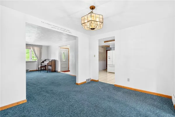 a view of empty room with a ceiling fan