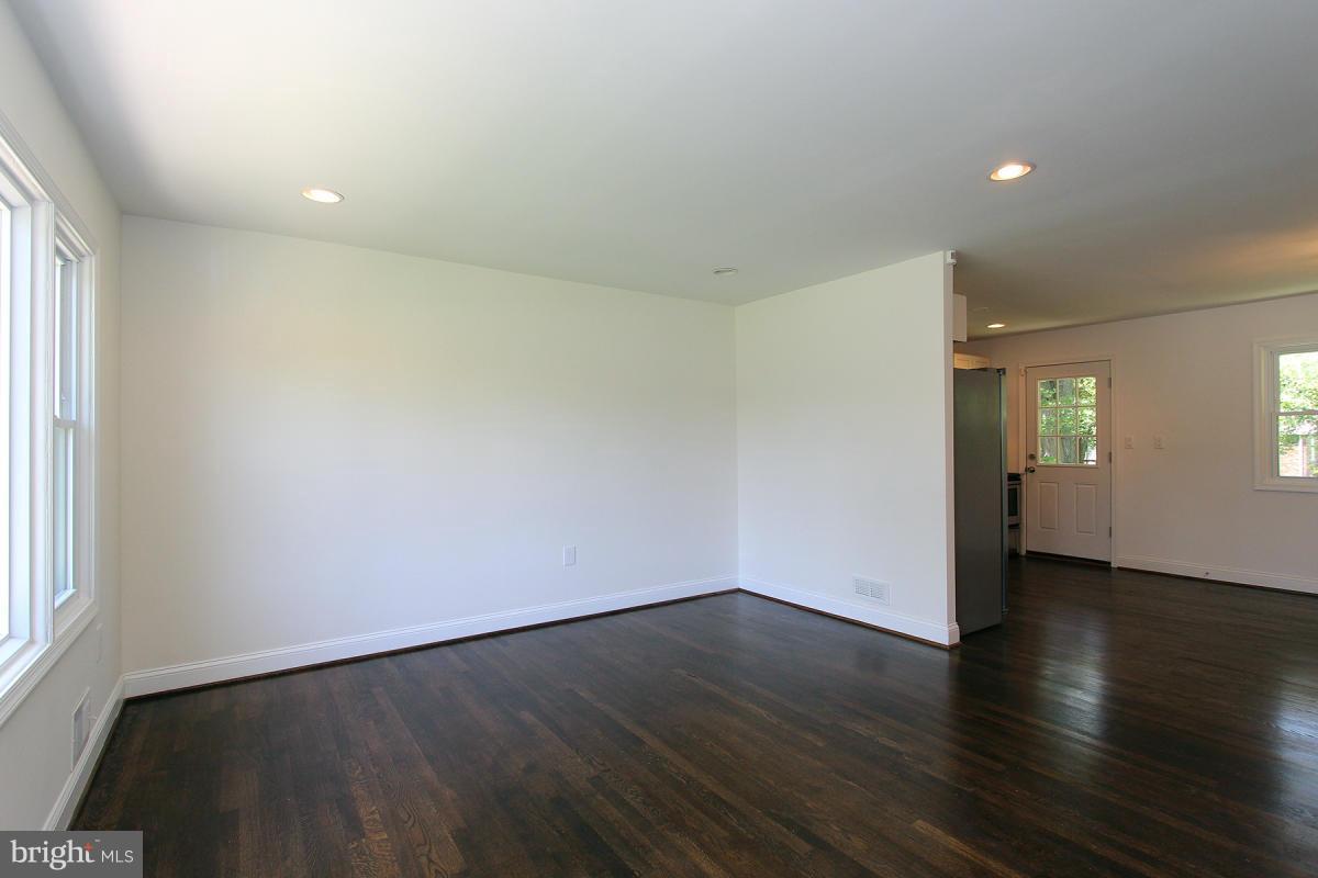 9311 Piscataway Road Clinton, MD 20735 - Photo 11 of 29 Living Room