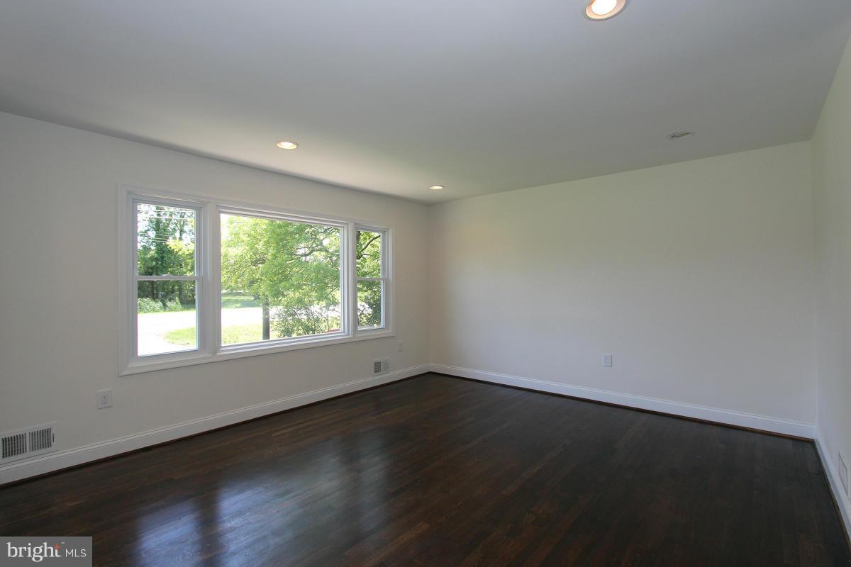 9311 Piscataway Road Clinton, MD 20735 - Photo 8 of 29 Living Room
