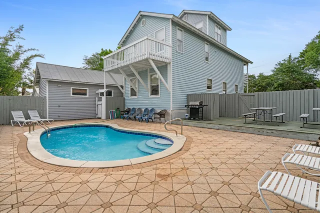 a view of a house with backyard