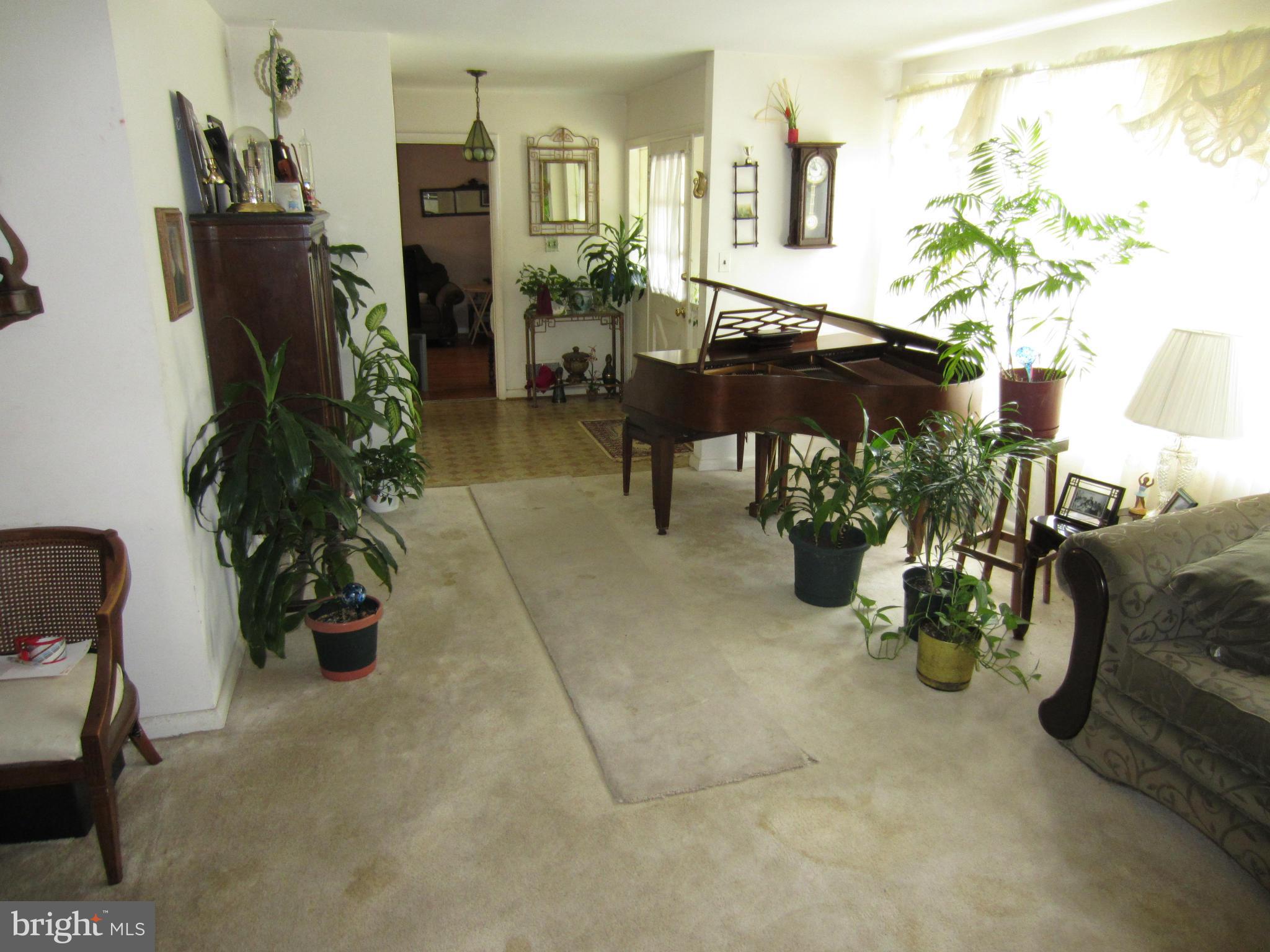9409 Curran Road Silver Spring, MD 20901 - Photo 5 of 30 Living Room