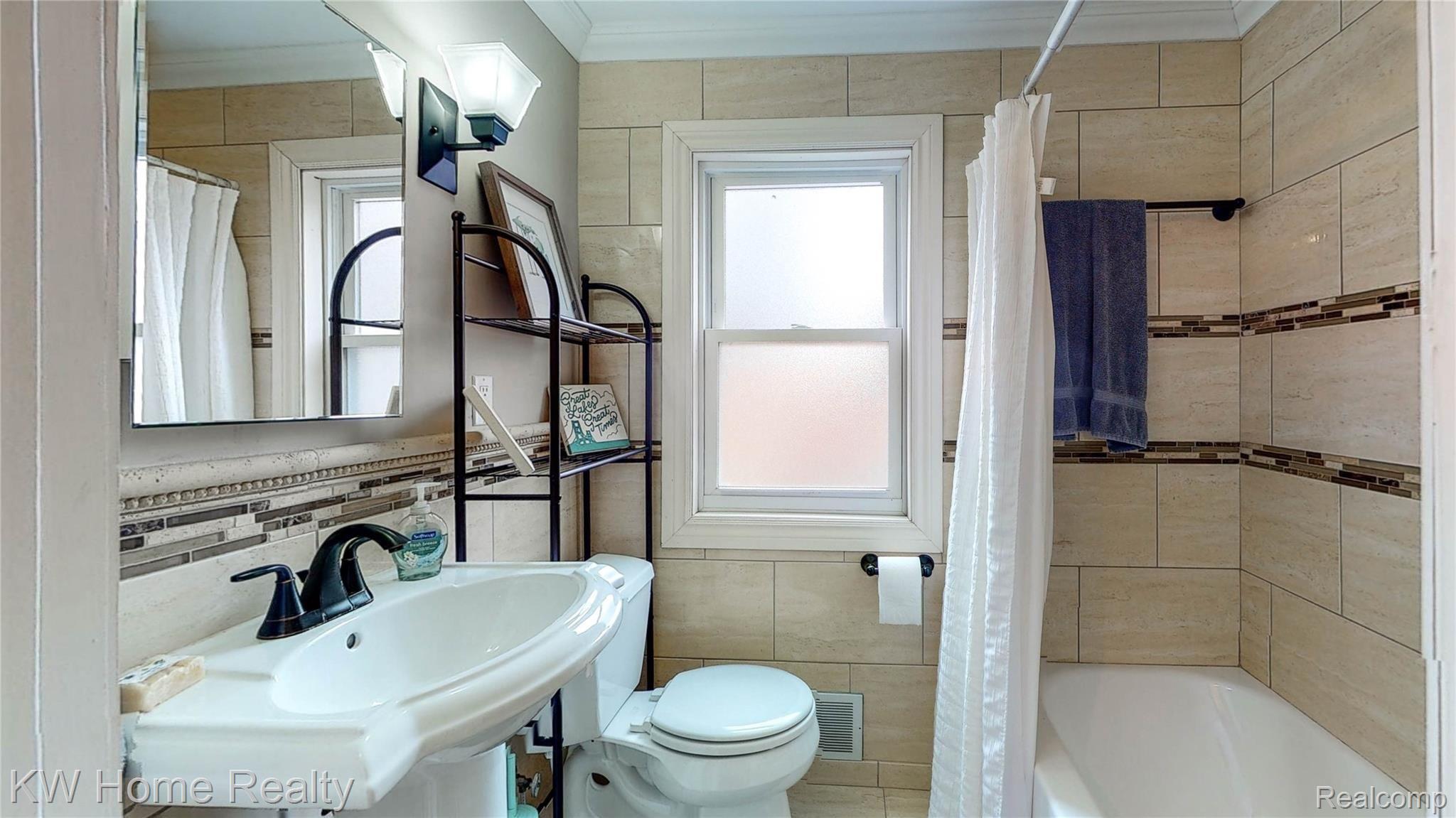 1670 Dorothea Road Berkley, MI 48072 - Photo 22 of 31 Full Bath Upstairs!