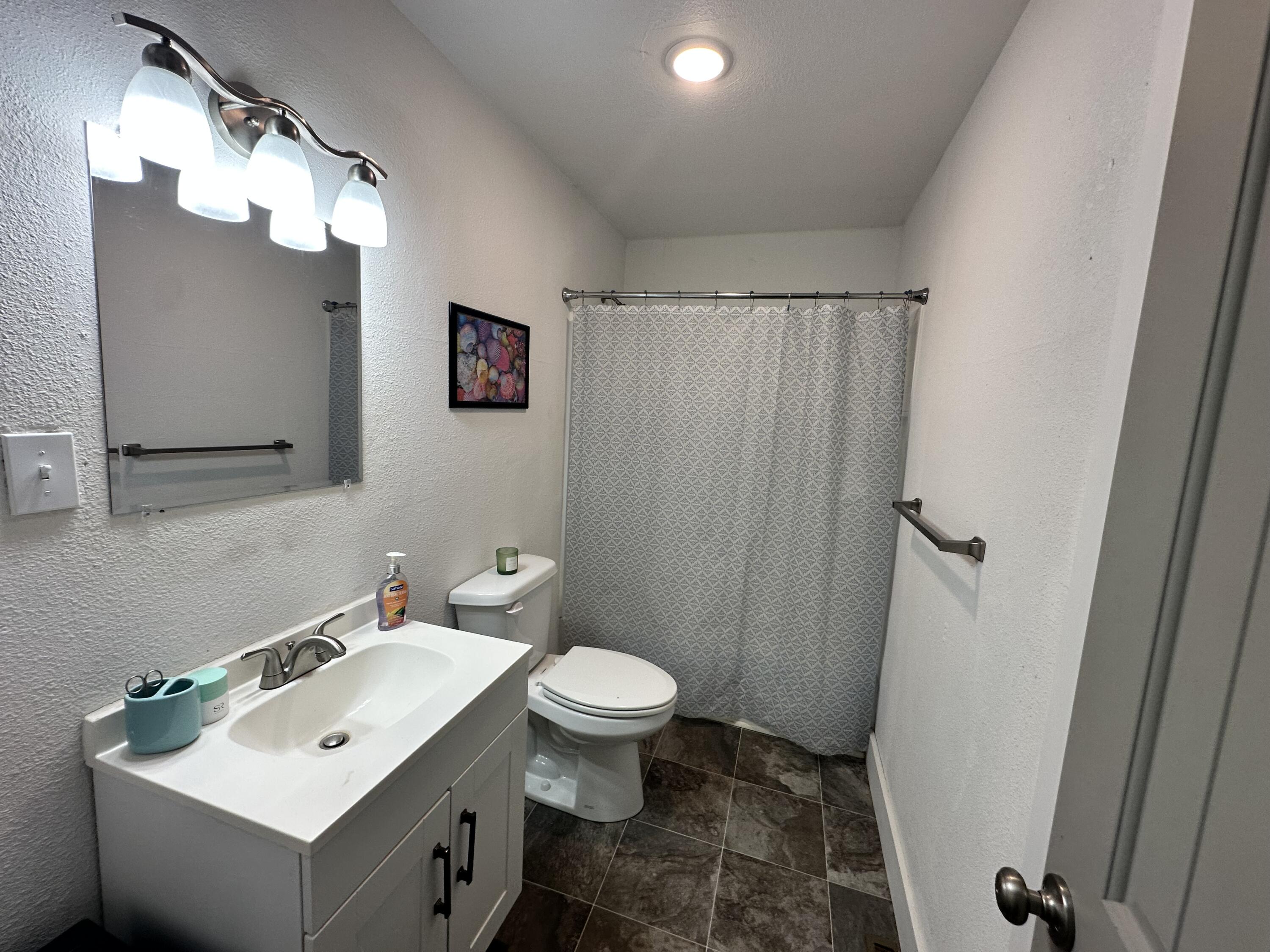 1127 East Pacific Street Springfield, MO 65803 - Photo 9 of 12 Bath 01