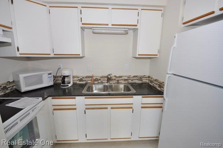 4955-9 Fisher Road Howell, MI 48855 - Photo 4 of 19 Kitchen Unit A.jpg