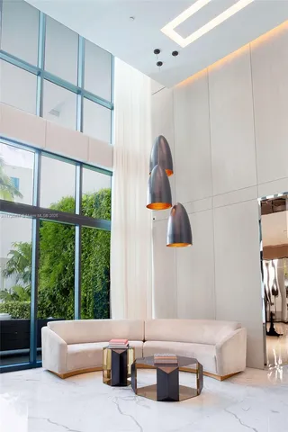 a view of entryway with garden