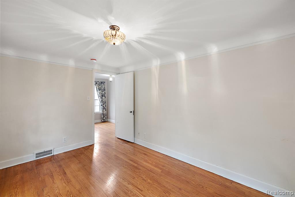 1442 Hampton Road Grosse Pointe Woods, MI 48236 - Photo 20 of 32